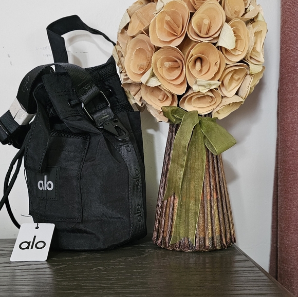 ALO Yoga Crossbody - Picture 9 of 15